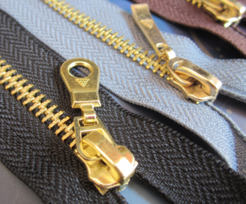 回收库存辅料公司，金属拉链回收电话以及多少钱一吨